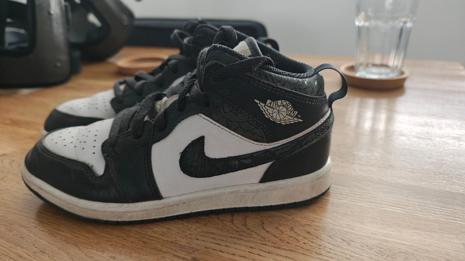 Nike Jordan 1 Mid SE Panda Elephant (PS) FB9910-001 Maat 35, Gebruikt, Jongen of Meisje, Schoenen, Ophalen of Verzenden