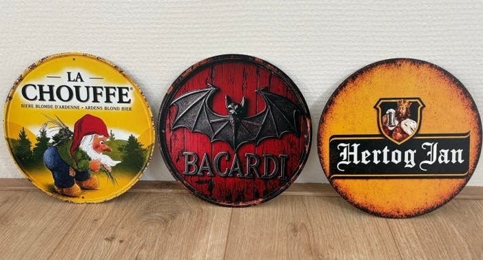 3 prachtige vintage borden La Chouffe, Bacardi en Hertog Jan