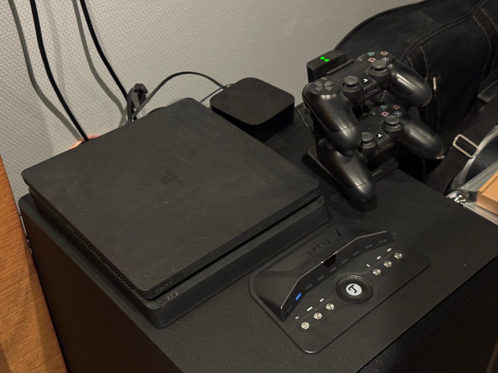 Playstation 4 Slim | 2 controllers | 500gb | FIFA, Spelcomputers en Games, Spelcomputers | Overige, Ophalen of Verzenden, Zo goed als nieuw