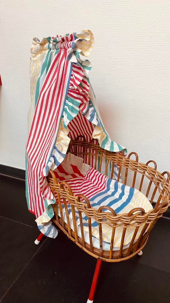 Rotan (oud) poppenbedje (jaren 60)., Ophalen