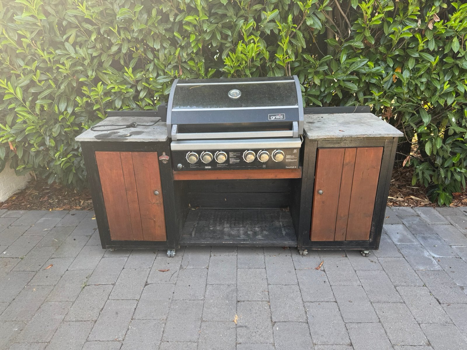 gas bbq met meubel, Ophalen, Zo goed als nieuw, Houtskool