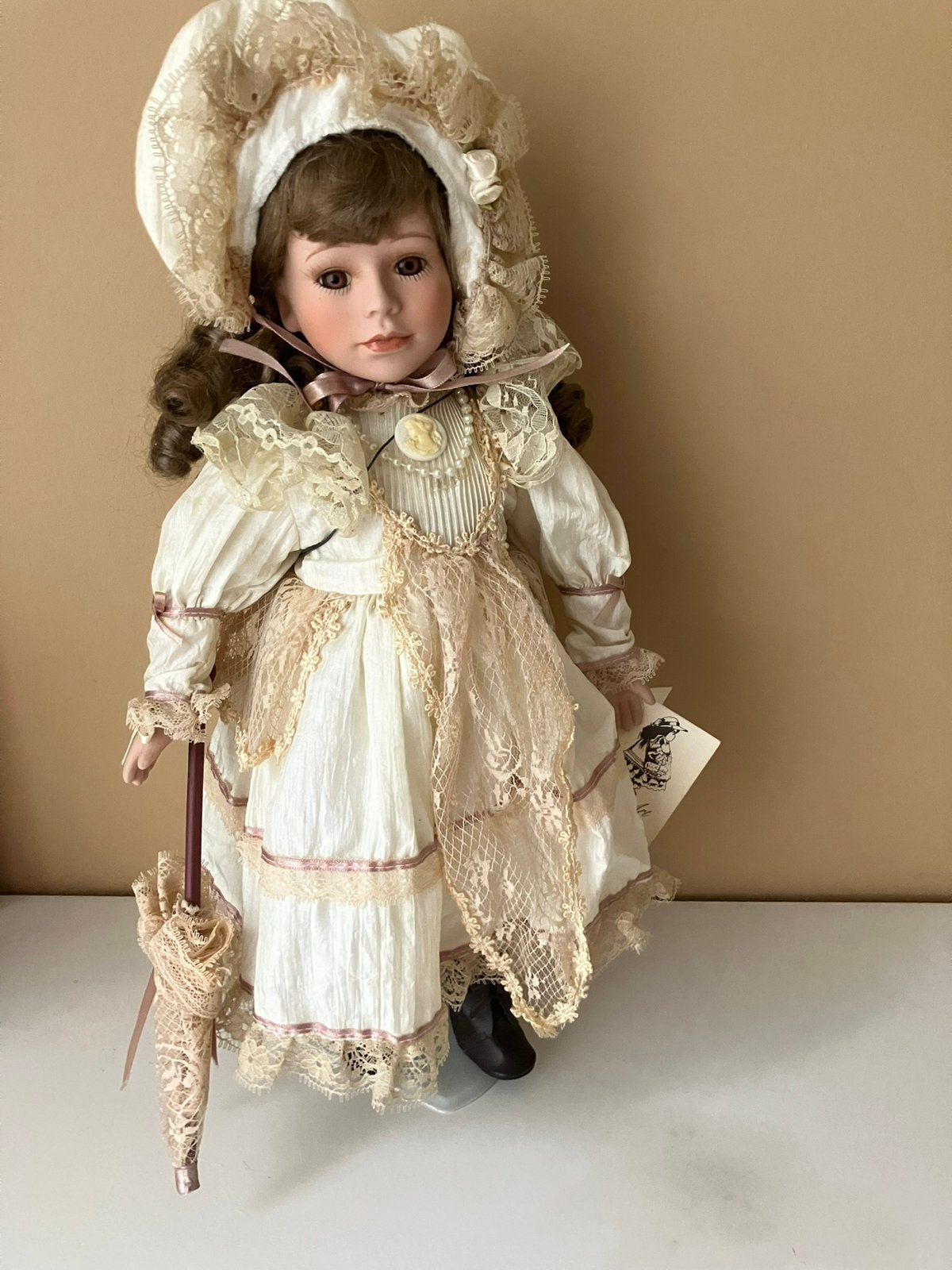 Prachtige porseleinen verzamelpop – Classic Art Collection, Verzamelen, Poppen, Ophalen of Verzenden, Zo goed als nieuw, Pop