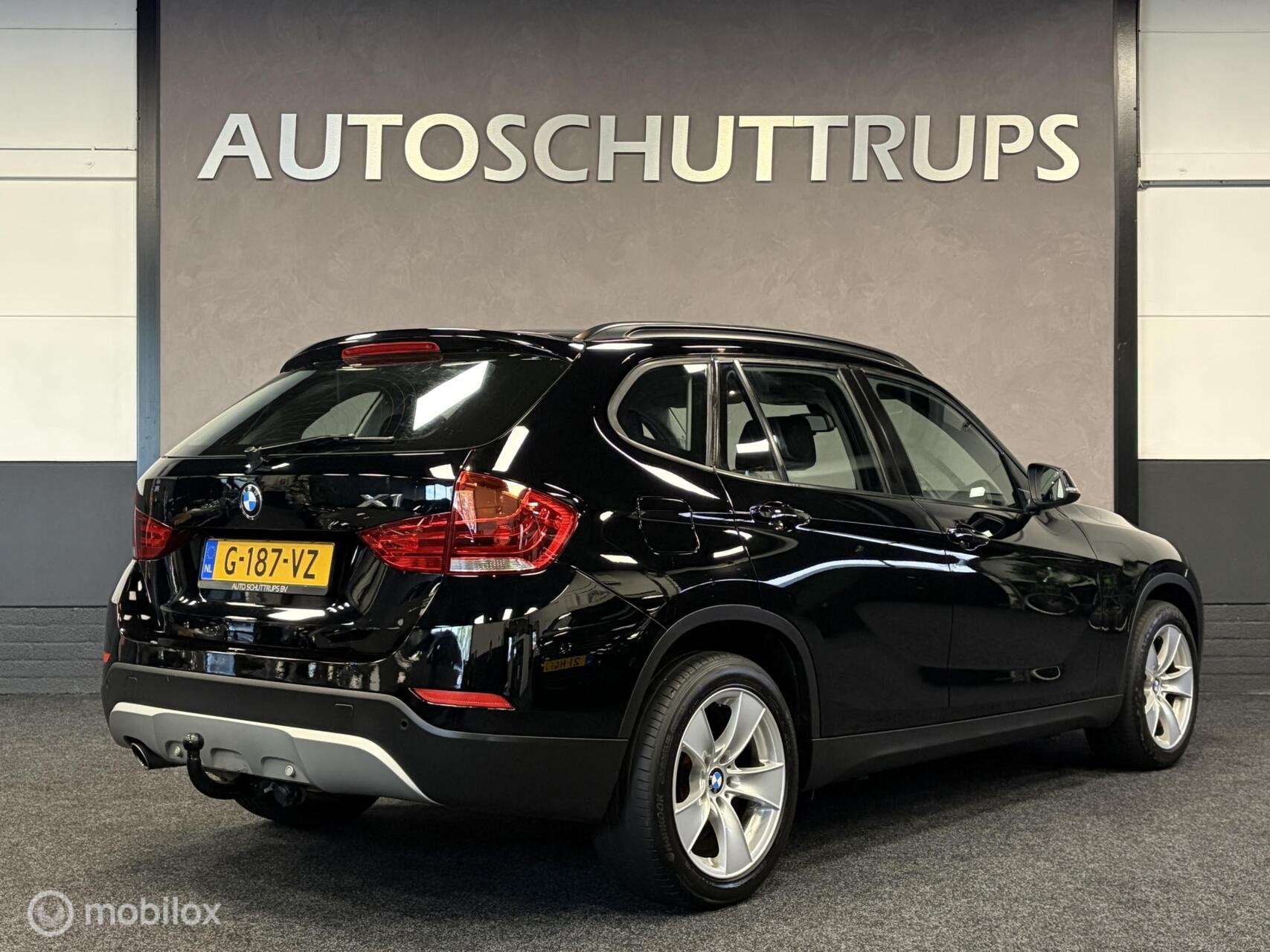 BMW X1 sDrive18i AUTOMAAT / CLIMA / CRUISE / STOELVERW / TR., Achterwielaandrijving, 4 cilinders, 150 pk, Zwart