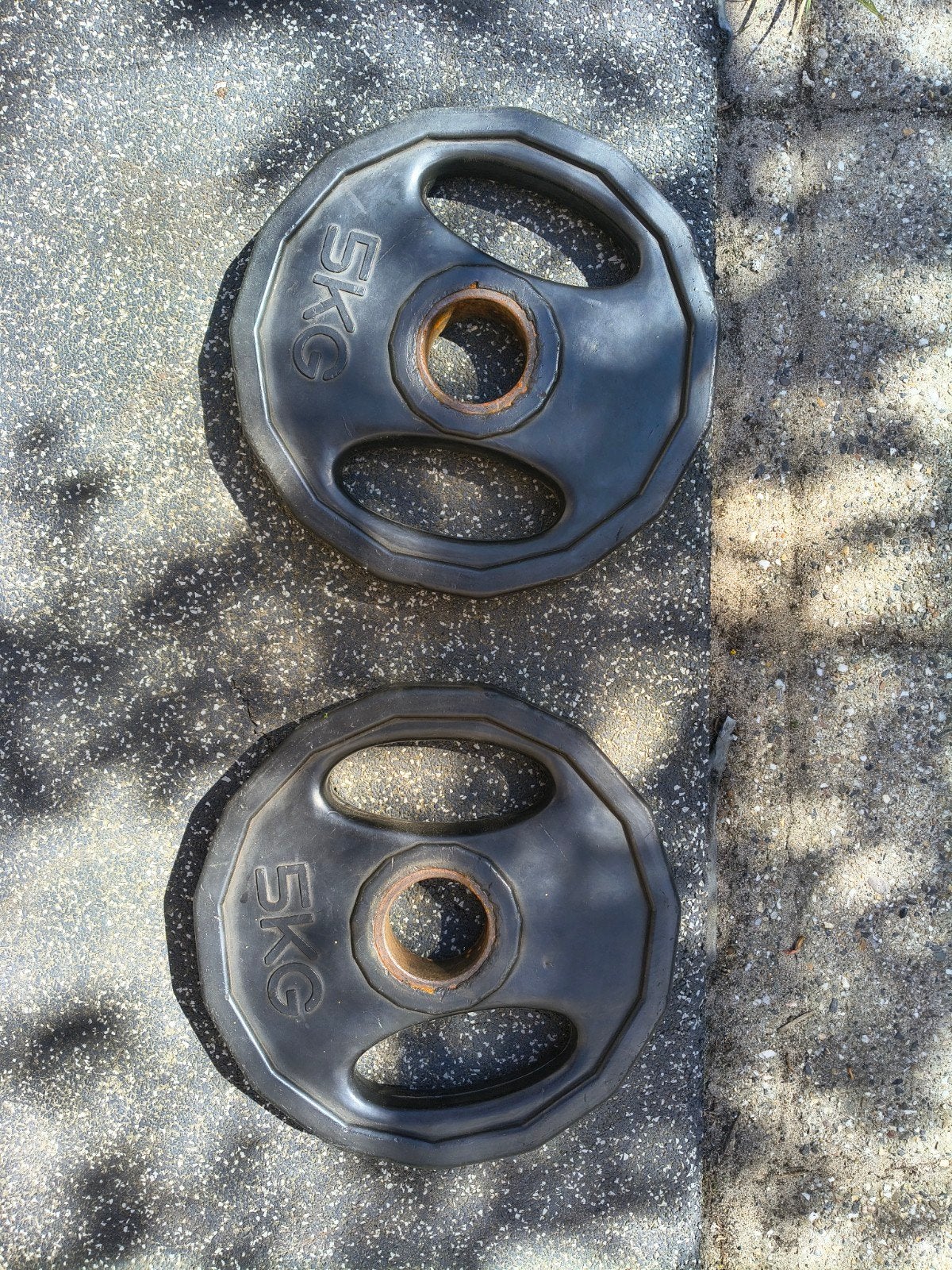 Rubber coated halterschijven 5kg 50mm per set van 2, Sport en Fitness, Ophalen, Gebruikt, Halterschijven