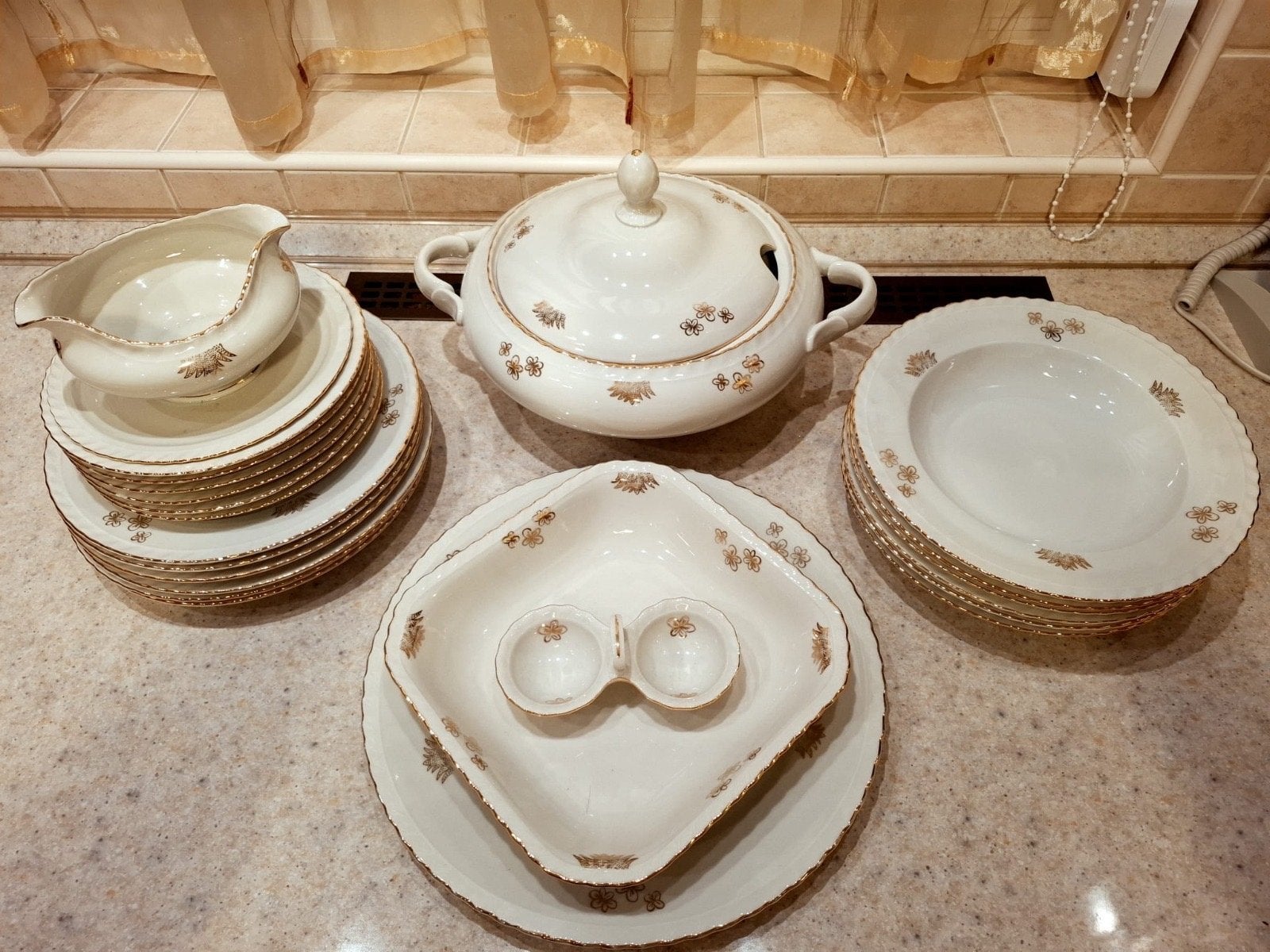 Thun Borden Servies - Vintage Tsjechoslowaaks Porselein, Ophalen, Zo goed als nieuw, Overige stijlen, Porselein