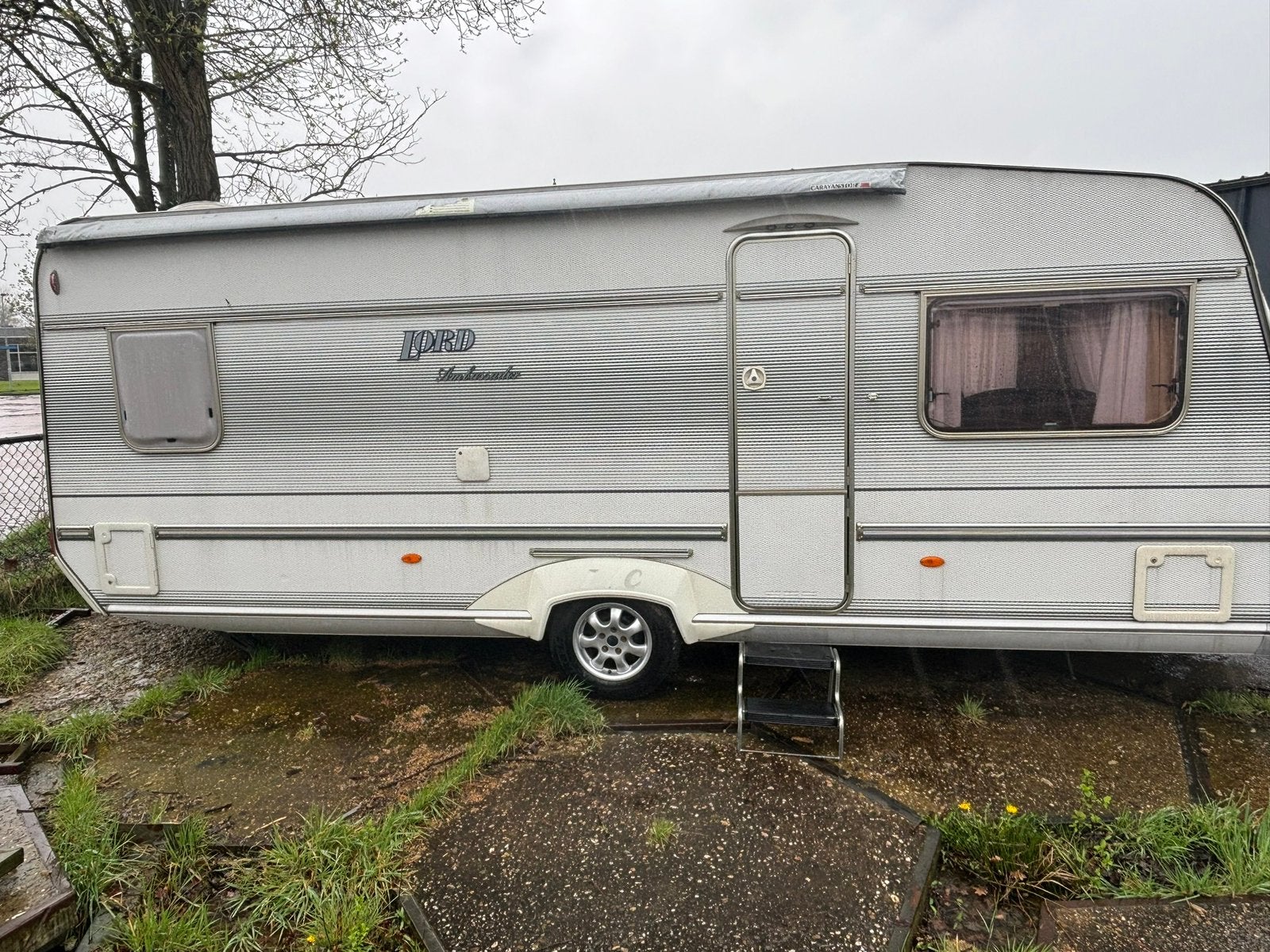 LMC Ambassador 560 in topstaat (2003), Caravans en Kamperen, Ringverwarming, Rondzit, Particulier, 5 tot 6 meter