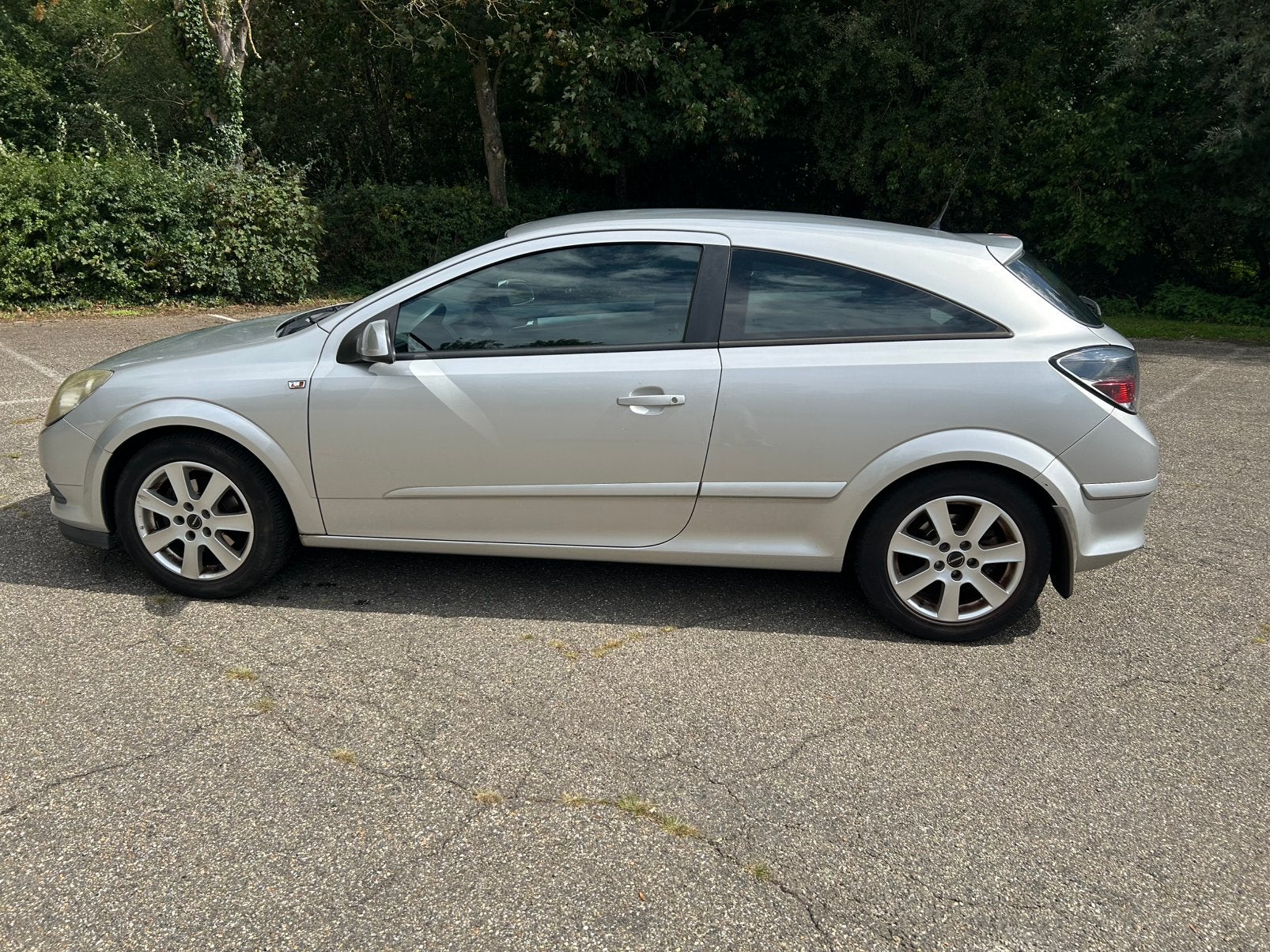 Opel Astra 1.4 16V GTC 2005 Grijs, Auto's, Voorwielaandrijving, 4 cilinders, 49 €/maand, Origineel Nederlands