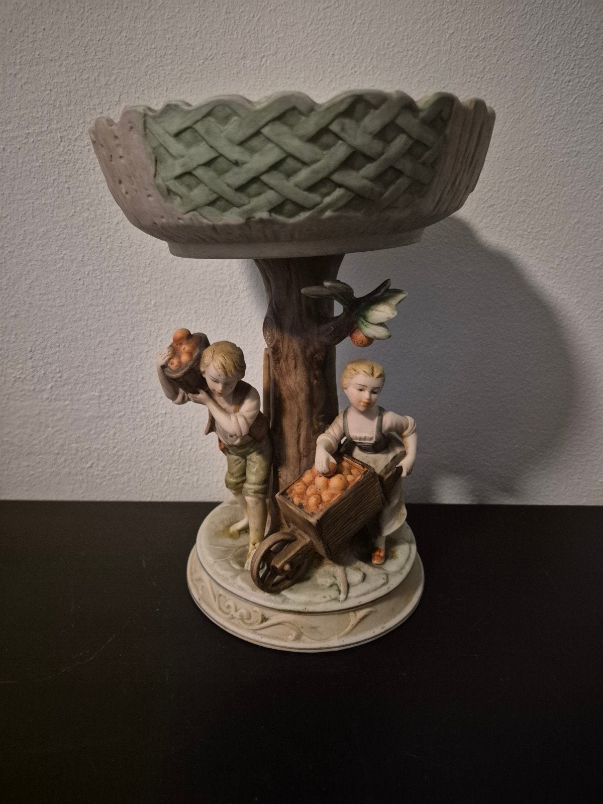 Vintage porseleinen fruitschaal met kinderfiguren, Antiek en Kunst, Antiek | Schalen, Ophalen of Verzenden