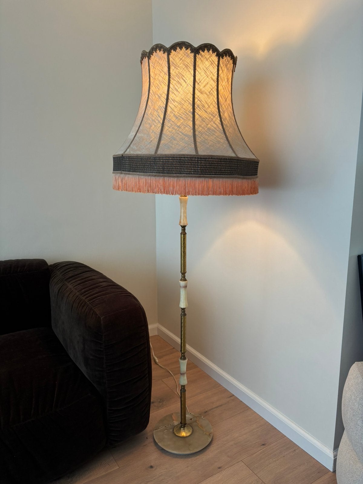 Vintage Hollywood Regency vloerlamp met albast en franje, Huis en Inrichting, Lampen | Vloerlampen, Ophalen, Zo goed als nieuw
