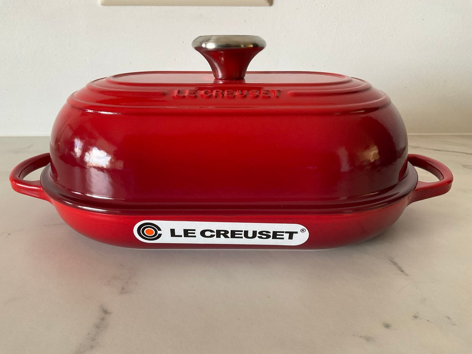 Le Creuset 29 cm ovale broodpan, kersenrood, nieuw, Nieuw, Le Creuset, Ophalen of Verzenden, Met deksel