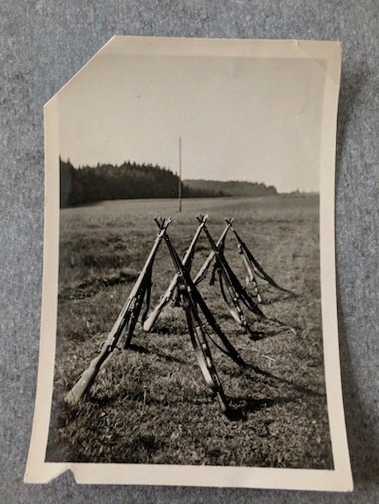 Unieke WO2 Foto – Geweerpiramides (Karabiner 98k) in Veld, Ophalen of Verzenden, Nederland, Foto of Poster