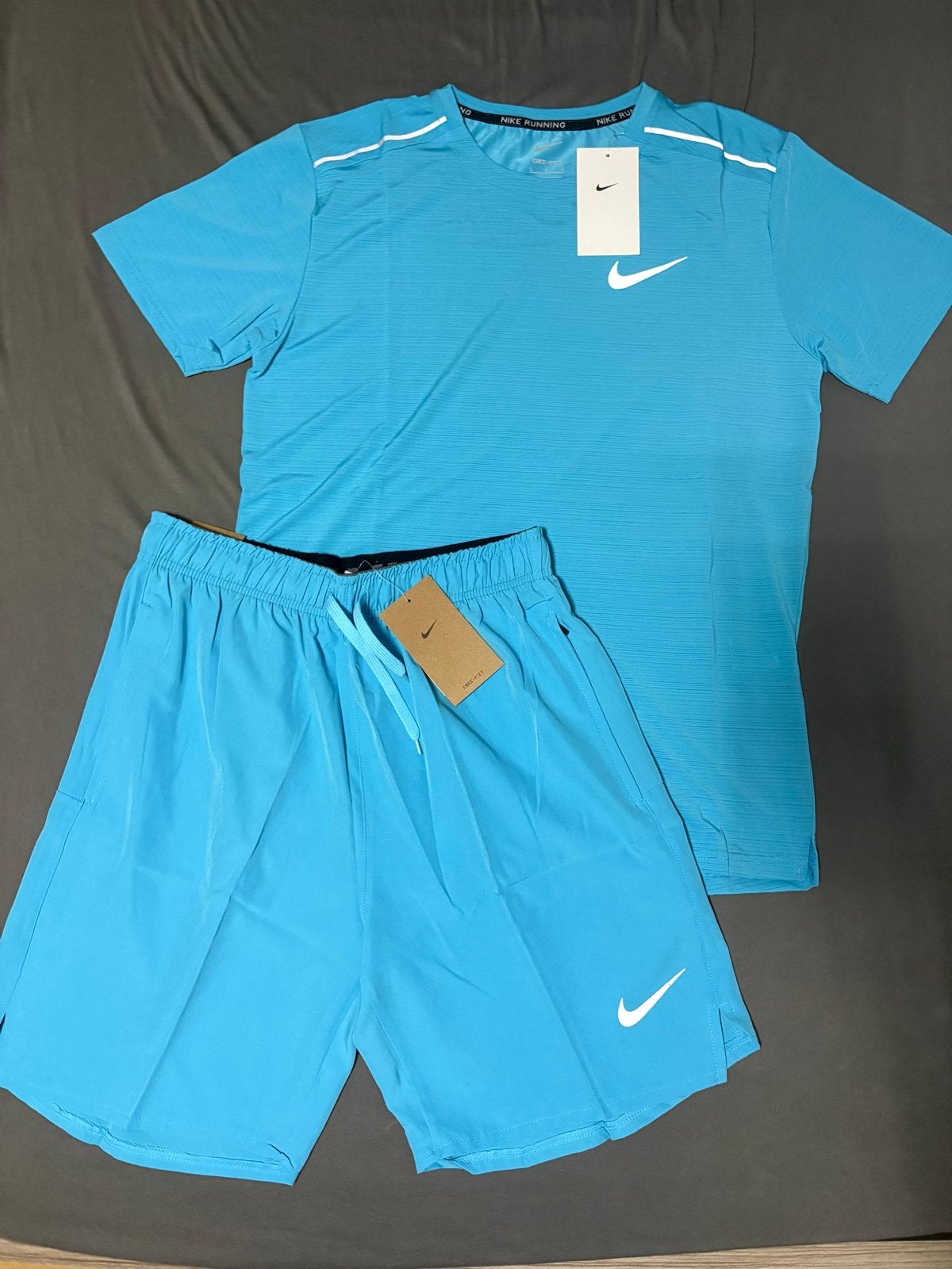 Nike hardloopset: T-shirt en korte broek (nieuw), Nieuw, Hardlopen of Fietsen, Maat 46 (S) of kleiner, Verzenden
