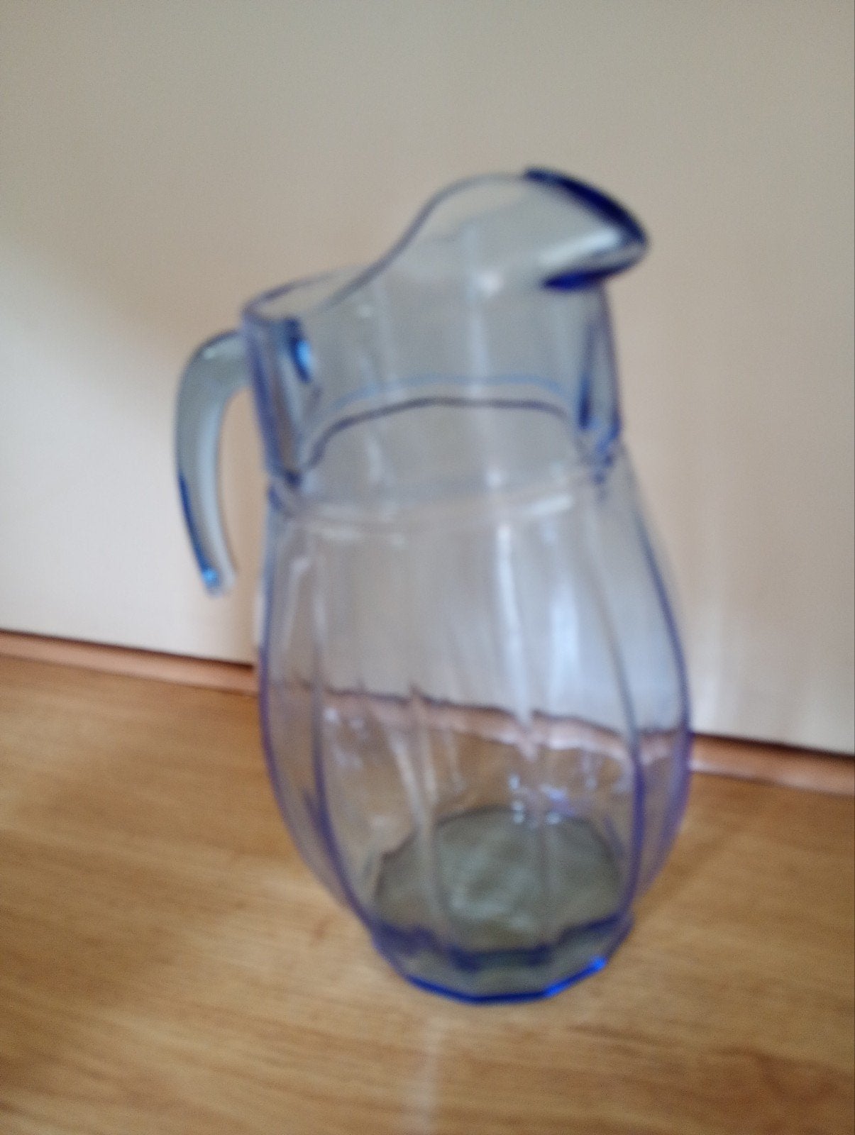 Glazen waterkan met blauwe gloed. Ca 25 cm hoog., Huis en Inrichting, Glas of Glazen, Ophalen of Verzenden, Overige stijlen, Glas