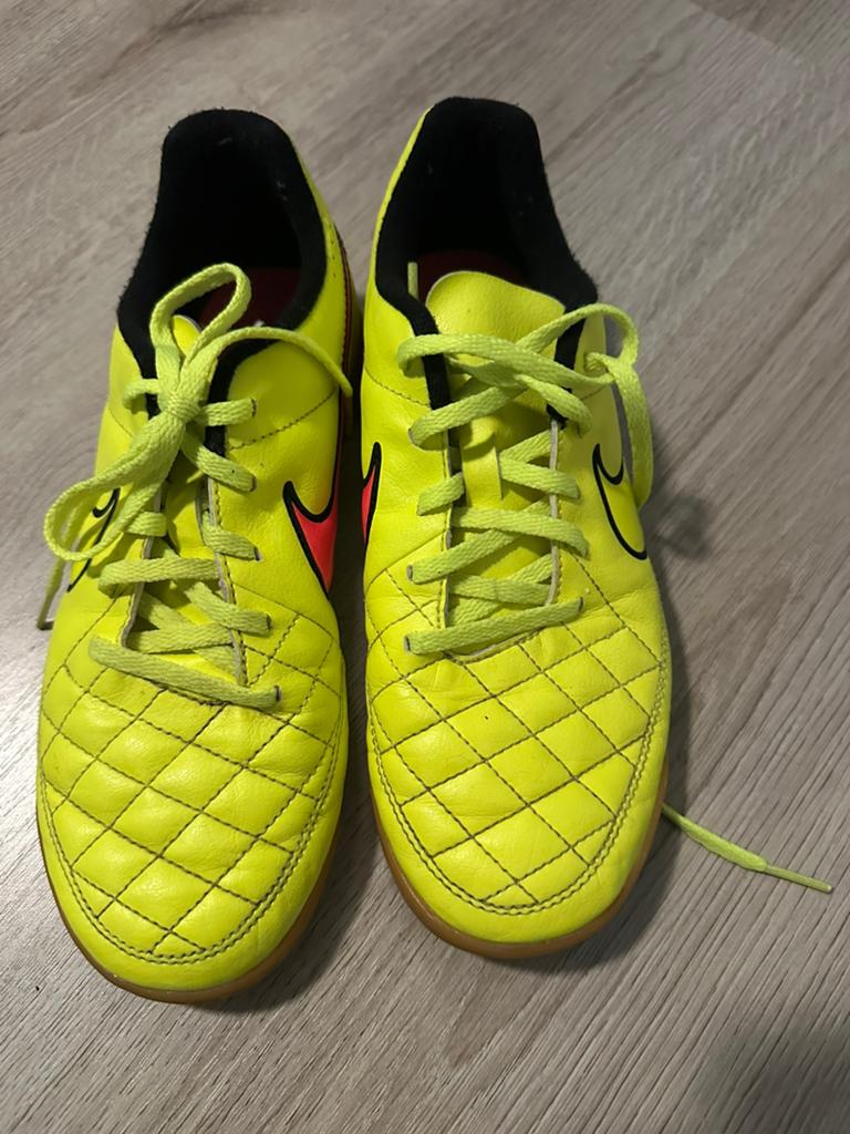 Zaalvoetbal schoenen Nike, Maat XS of kleiner, Ophalen of Verzenden, Zo goed als nieuw, Schoenen