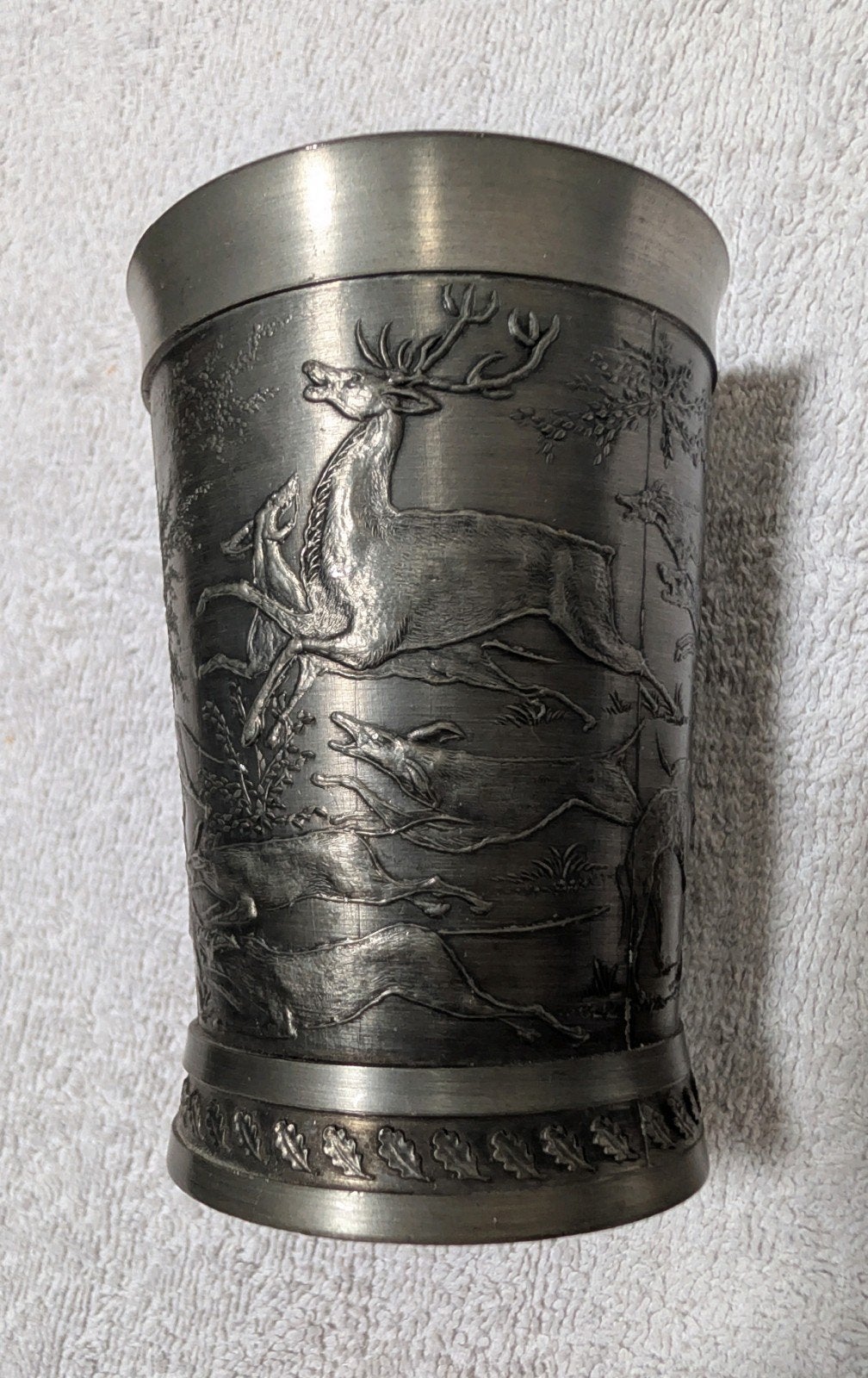 Vintage tinnen beker - reliëf jachttafereel, Antiek en Kunst, Ophalen of Verzenden