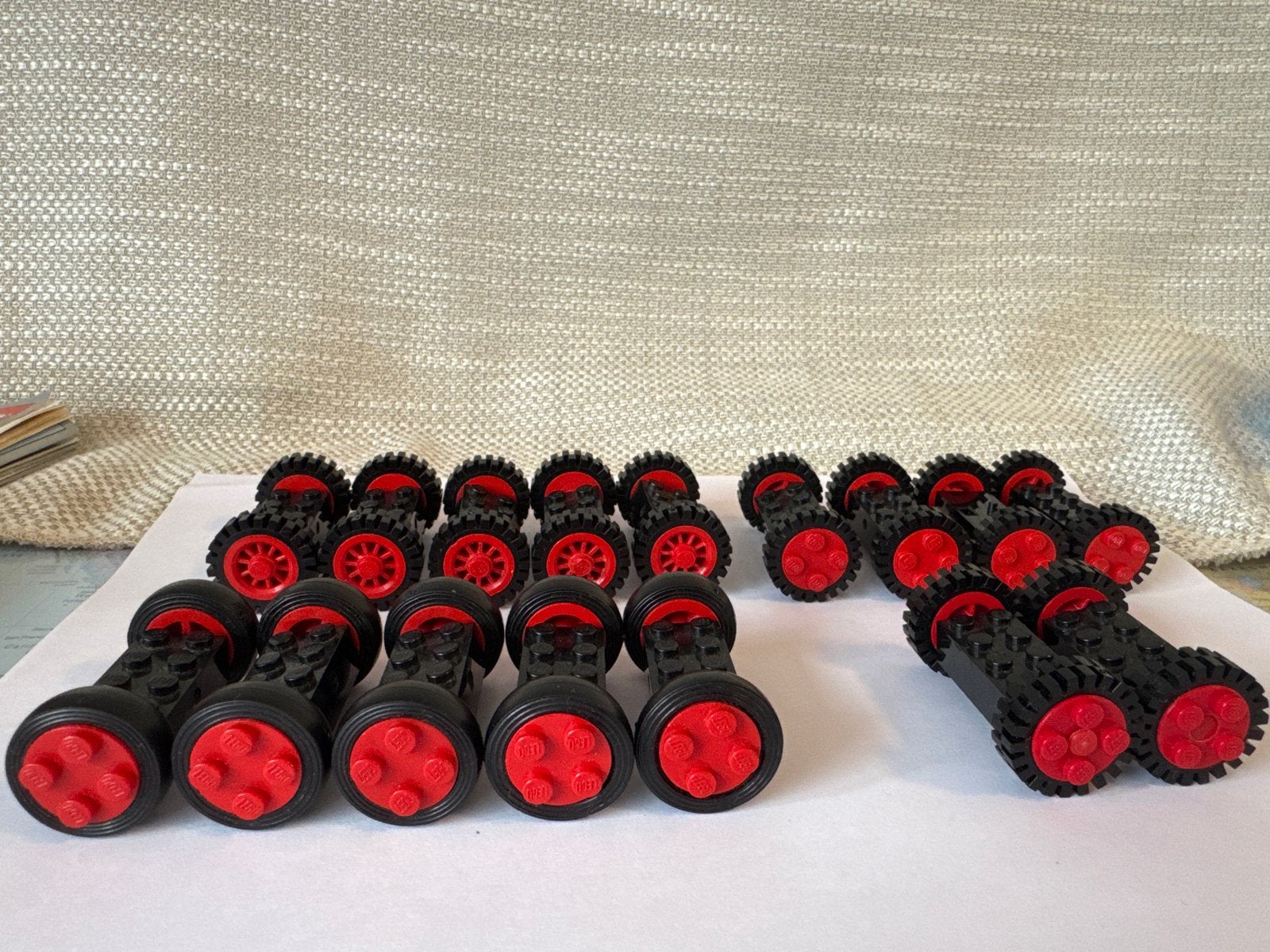 Lego wielen met assen, diverse maten, zwart/rood, Ophalen of Verzenden, Gebruikt, Accessoire, Lego