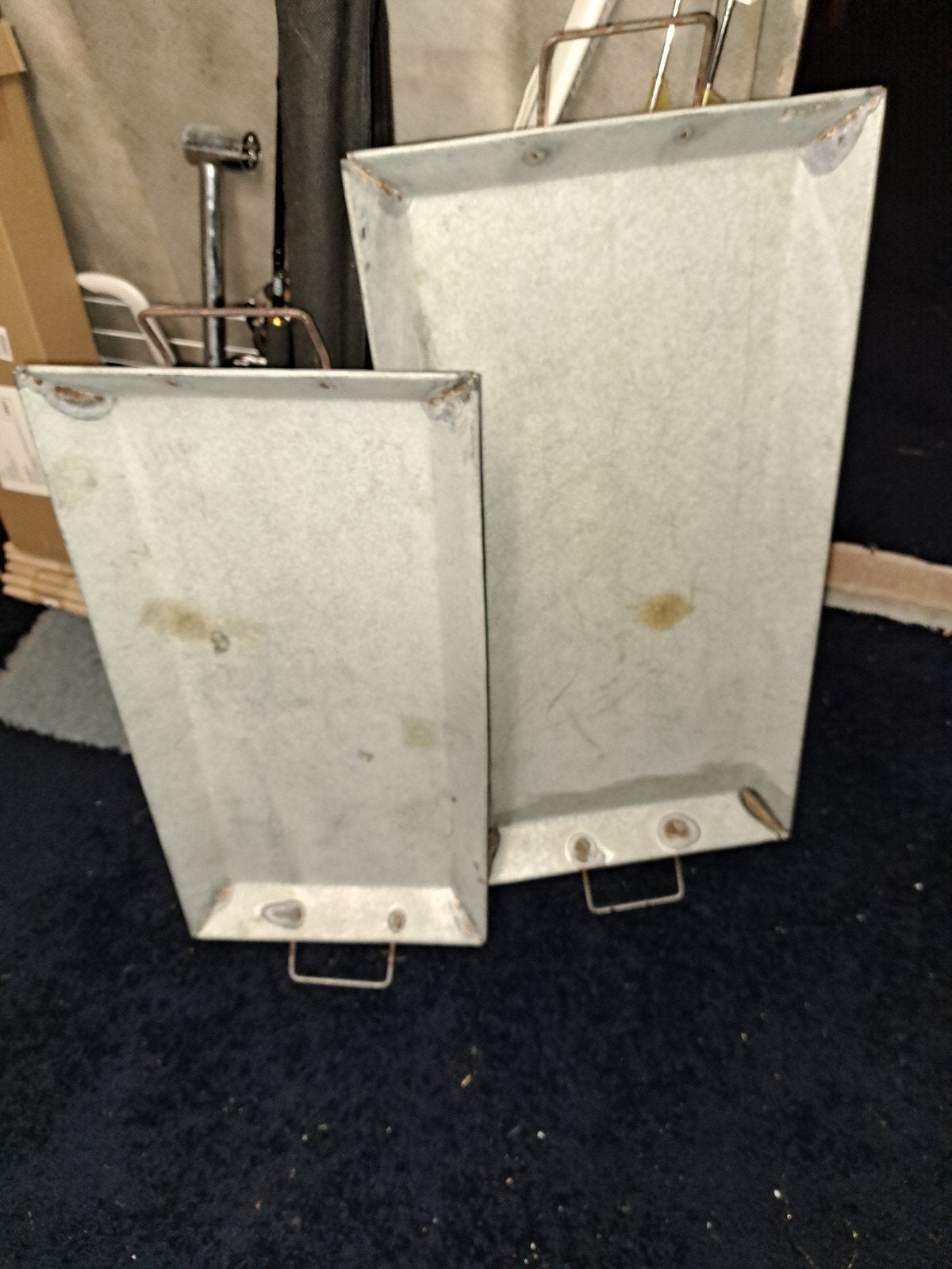 Twee metalen dienbladen - 70x40cm en 60x40cm, Huis en Inrichting, Woonaccessoires | Dienbladen, Ophalen