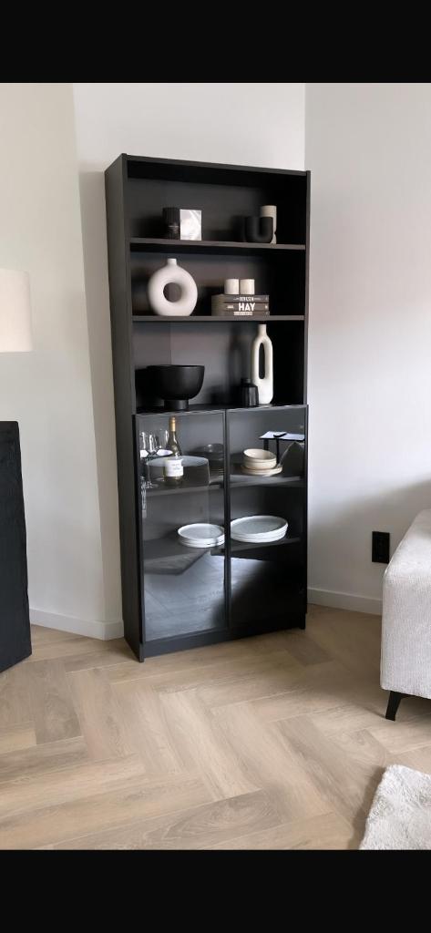 BILLY / HÖGBO boekenkast glazen deuren zwart eikenpatroon, Ophalen, Met deur(en), 200 cm of meer, Nieuw