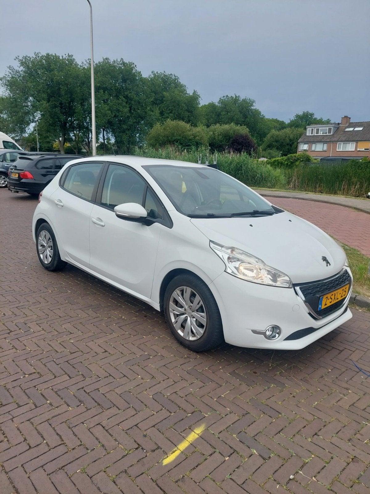 Peugeot 208 1.2 VTI 60KW/82PK 5-D 2014 Wit, Auto's, Peugeot, Particulier, ABS, Airbags, Airconditioning, Bluetooth, Centrale vergrendeling