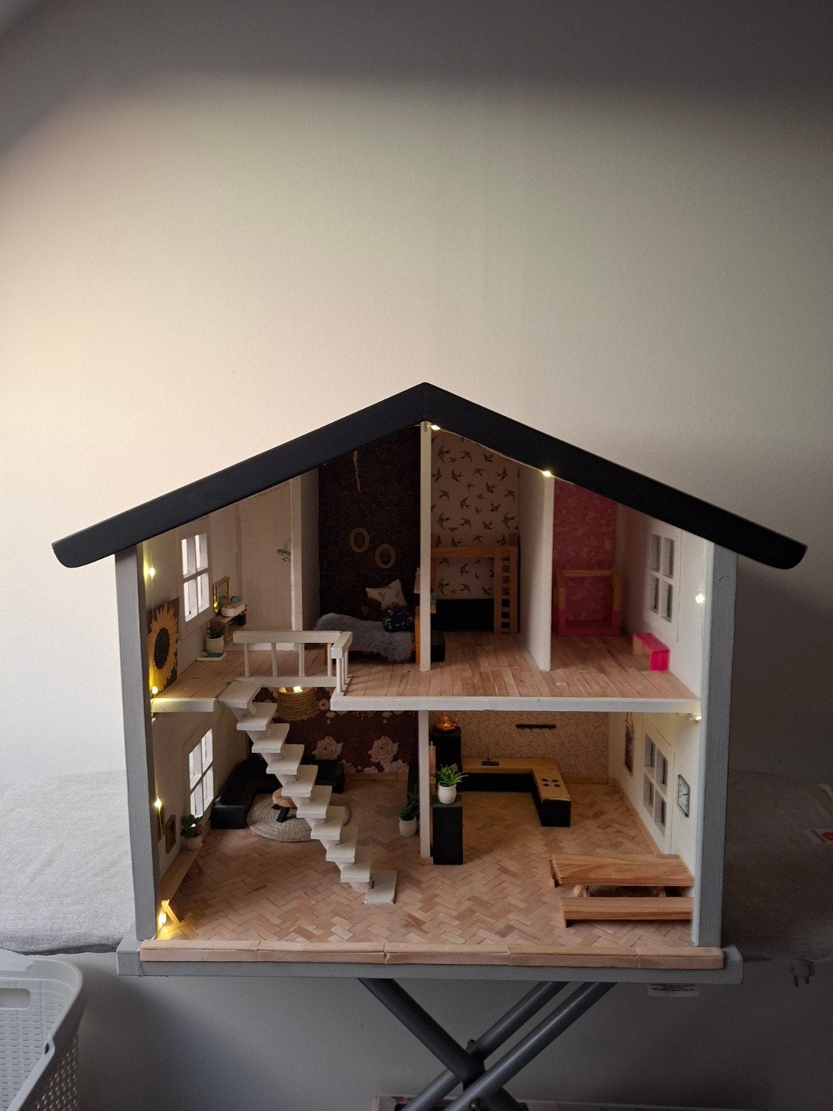 Zelfgemaakt poppenhuis met vaste inrichting, Ophalen, Zo goed als nieuw, Poppenhuis