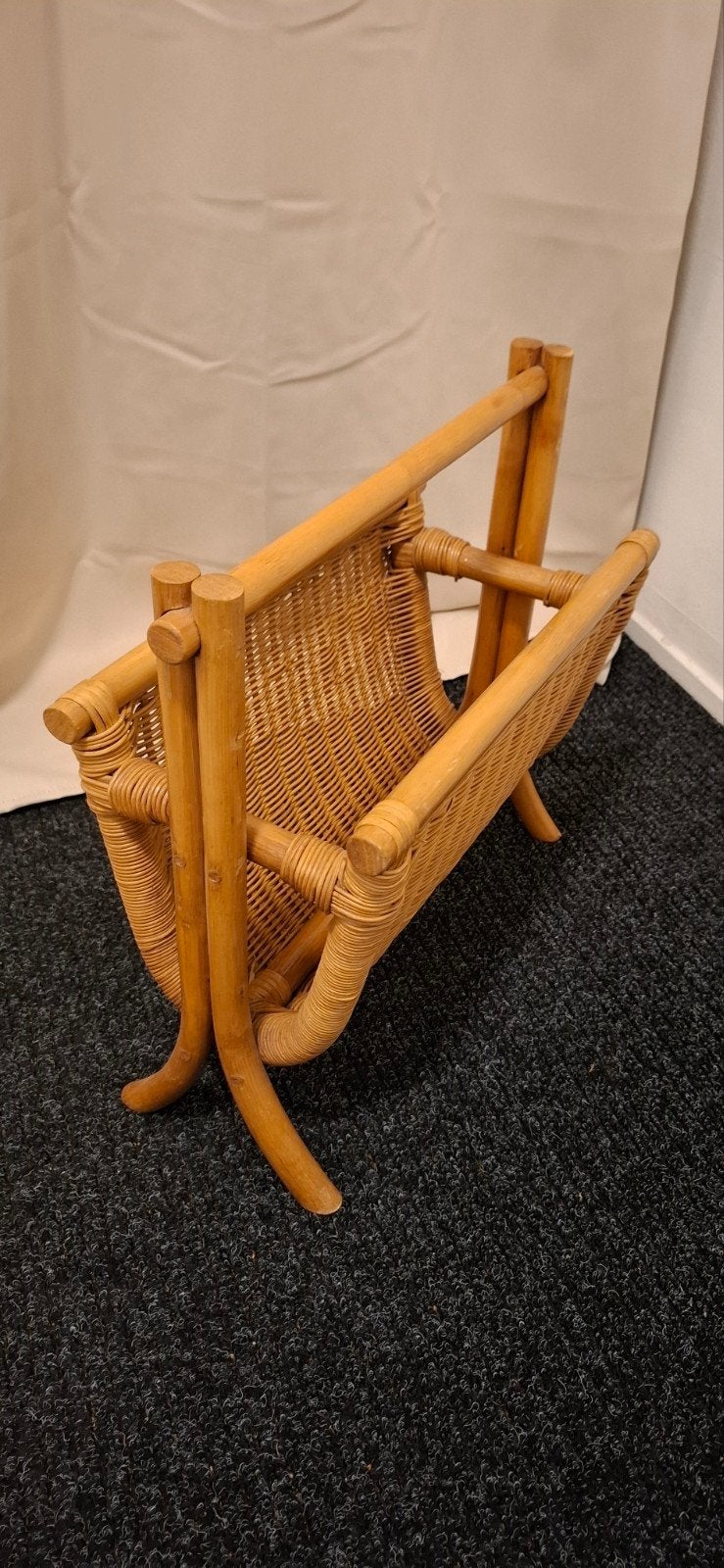 vintage lectuurmand van rotan/bamboe, Huis en Inrichting, Woonaccessoires | Krantenbakken en Lectuurbakken, Ophalen, Zo goed als nieuw