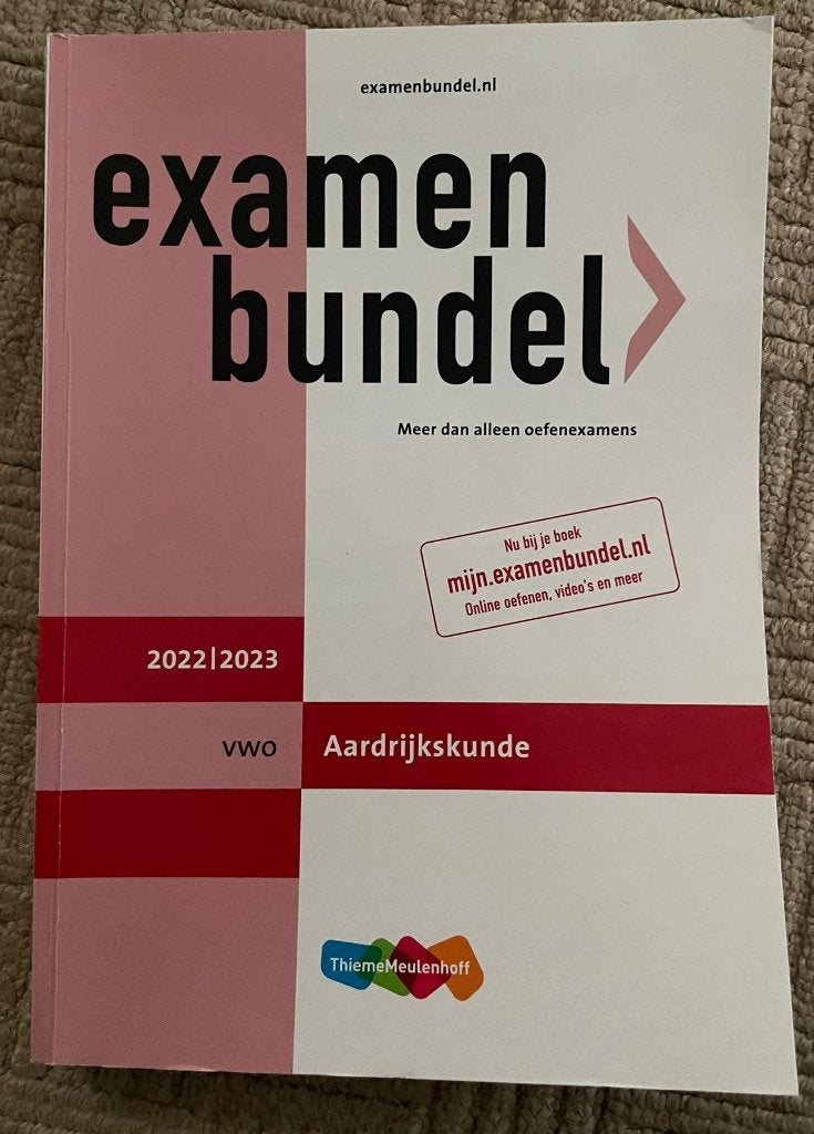 VWO examenbundels Aardrijksk. & Maatschappijwetenschappen, Ophalen of Verzenden, Zo goed als nieuw, ThiemeMeulenhoff