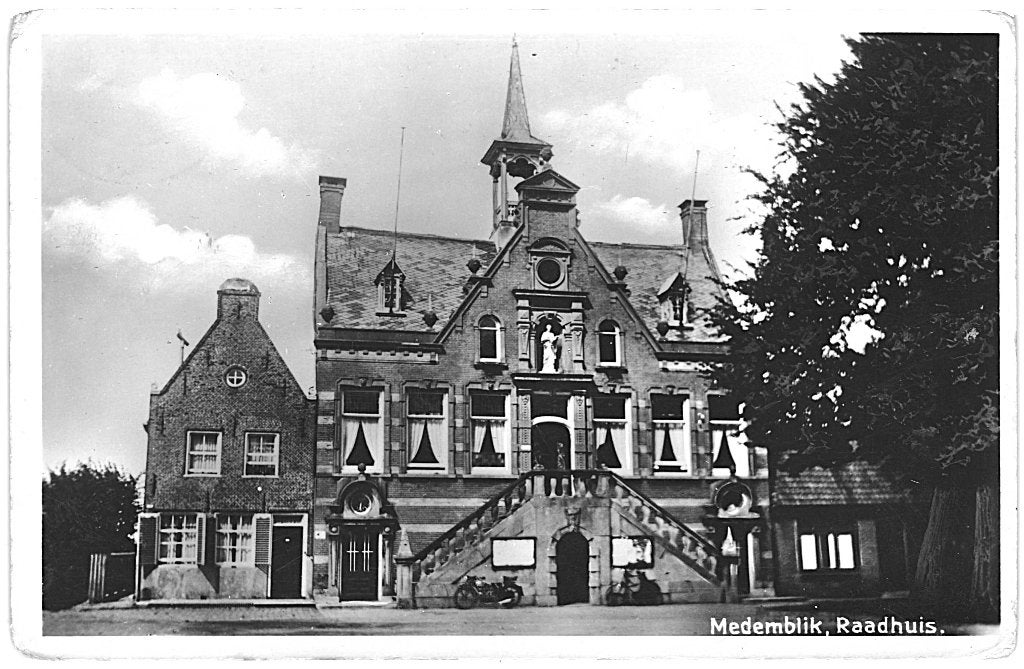 700129 Medemblik NH 1937 Raadhuis Gelopen met postzegel, Ophalen of Verzenden, 1920 tot 1940, Gelopen, Noord-Holland