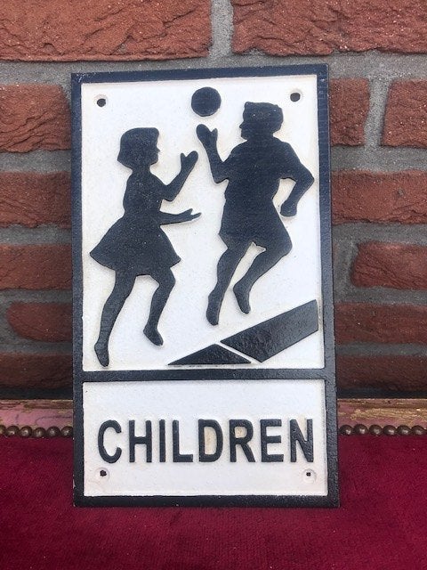 Engels gietijzeren bord, spelende kinderen, pas op!, Antiek en Kunst, Ophalen of Verzenden