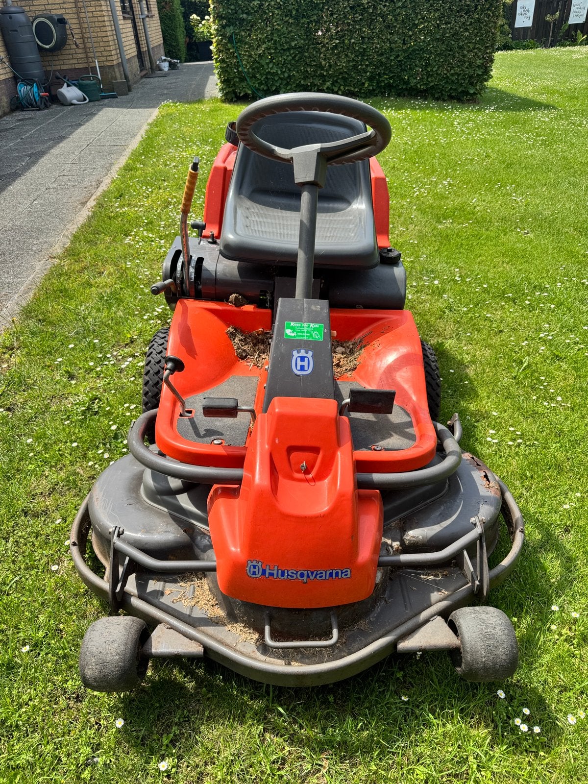 Werkende zitmaaier met een versleten maaidek, Ophalen, Gebruikt, Mulchfunctie, 90 tot 120 cm