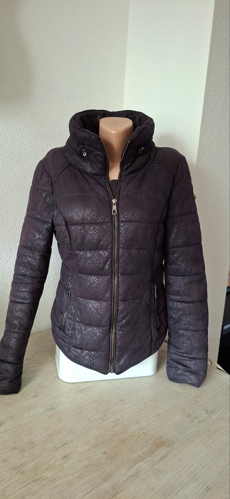 Gewatteerde winterjas  Guess maat M zwart/ donkere paars, Kleding | Dames, Maat 38/40 (M), Guess, Zwart, Ophalen of Verzenden