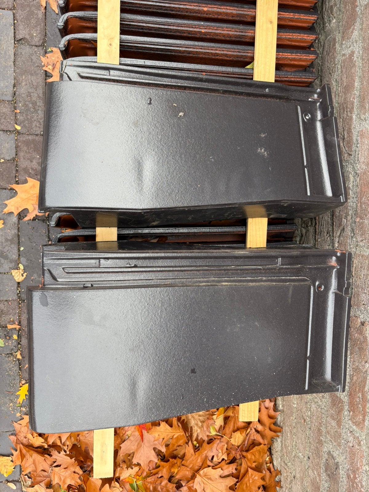 Nelskamp Nibra G-10 gevelpannen (rechts) zwart engobe, Ophalen, Steen of Klei, Zwart, Zo goed als nieuw