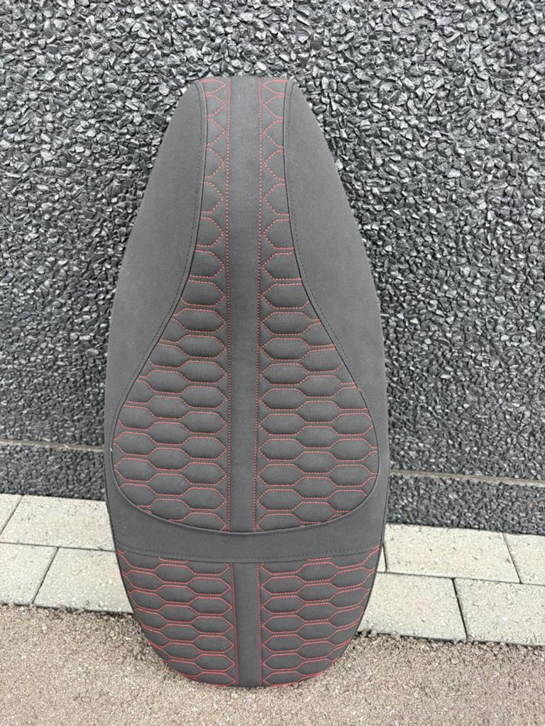 NIEUWE !!!Vespa sprint / primavera RS ZADEL Blauw / Rood, Fietsen en Brommers, Brommeronderdelen | Scooters, Ophalen, Nieuw, Zadel