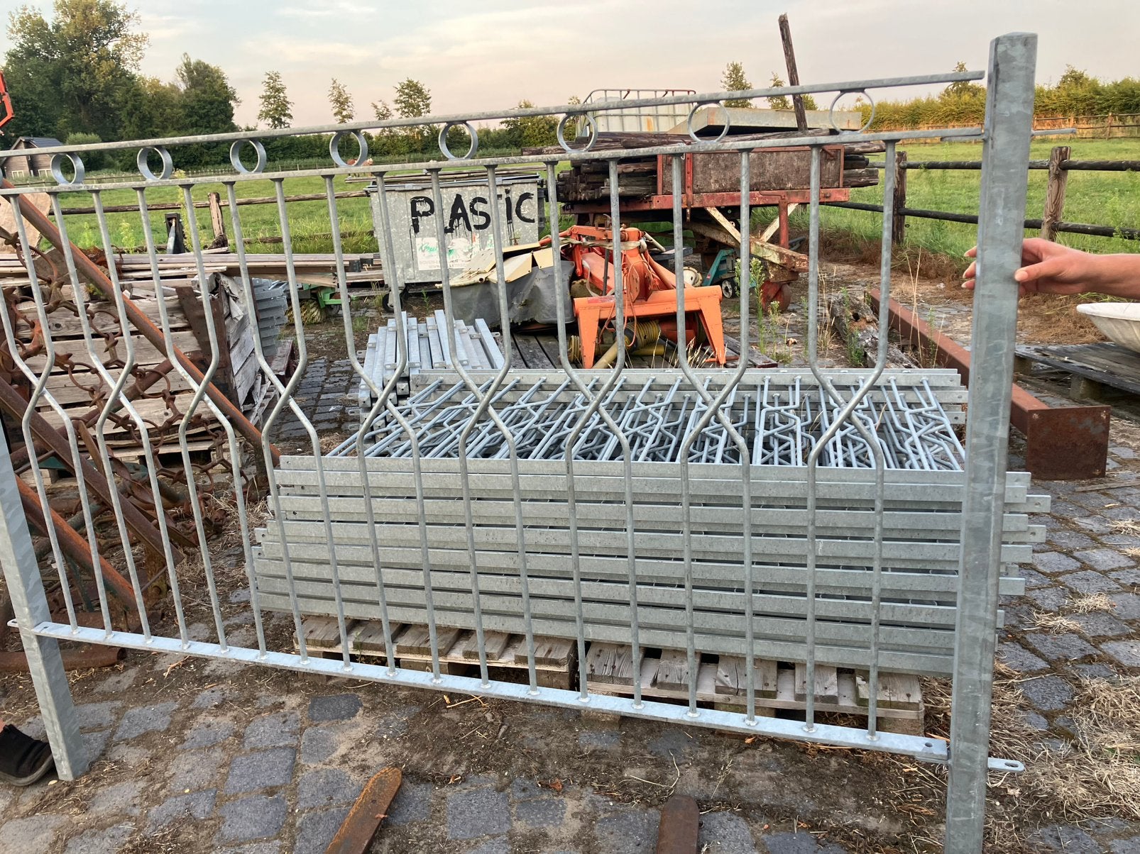 Zwaar zelf gemaakt verzinkt ijzer sierhekwerk, Ophalen, Zo goed als nieuw, IJzer, Sierhekwerk