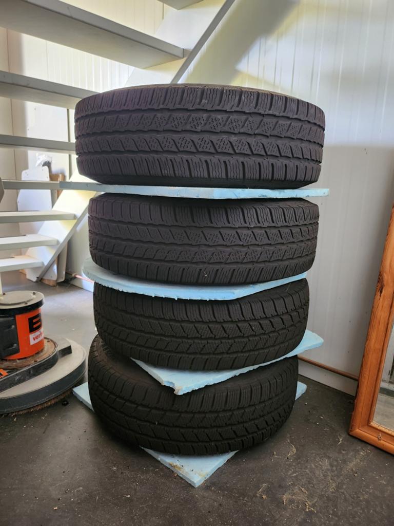 Continental winterbanden Volkswagen Crafter 205/75 R16C, Auto-onderdelen, Banden en Velgen, 16 inch, Band(en), Bestelwagen, Gebruikt