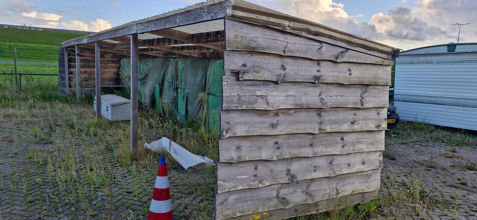Houten overkapping/schuur - 12 x 2,4 x 2,6 meter, Tuin en Terras, Ophalen, Schuur, Zonder ramen, 500 cm of meer