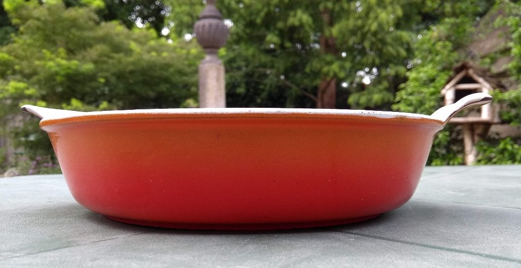 FE BELGIUM DESCOWARE vintage gietijzer ovenschaal rond 22 cm, Gebruikt, Gietijzer, Le Creuset, Ophalen of Verzenden