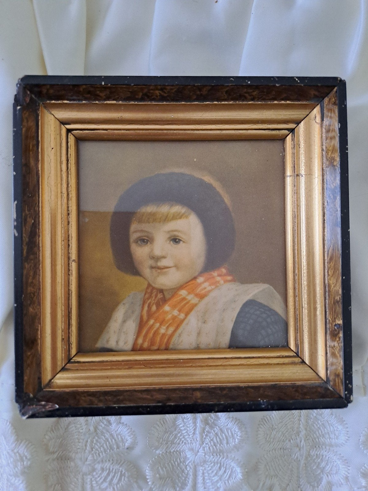 Antiek portretje meisje in klederdracht 13x13cm, Paneel, Portret of Personen, Realistisch, Ophalen of Verzenden