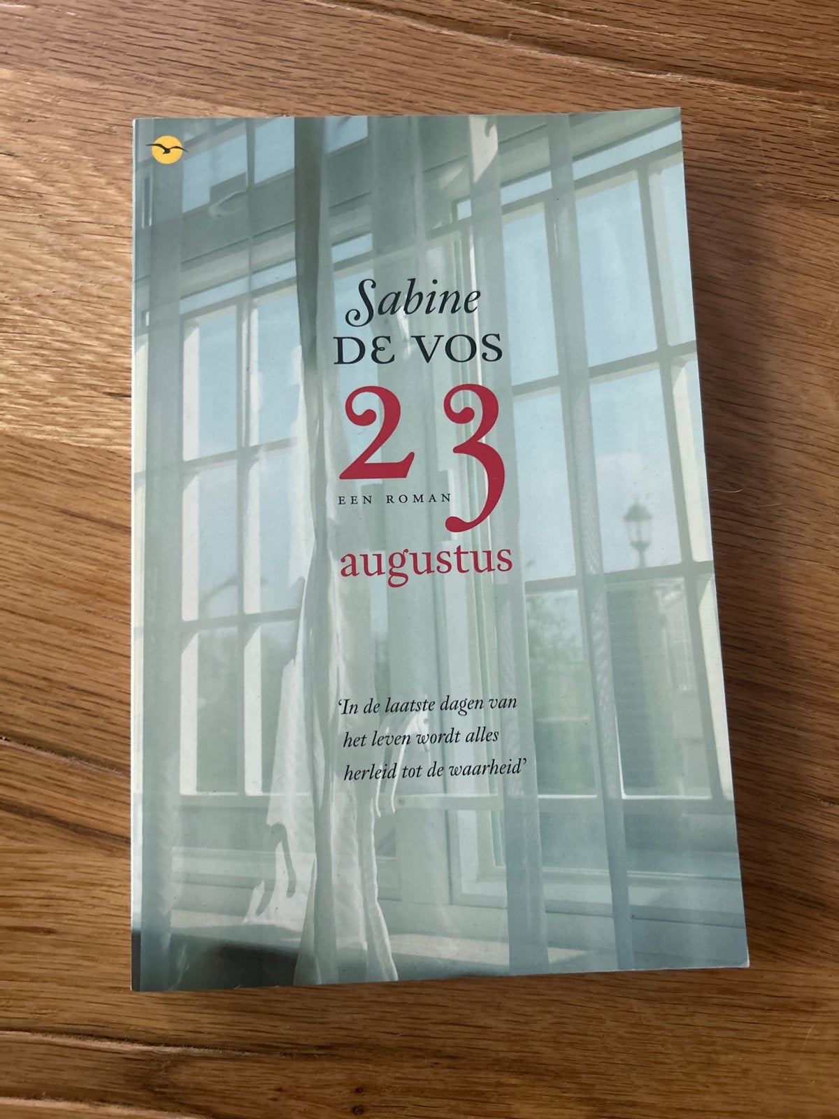 23 augustus - Sabine de Vos (Roman), Boeken, Romans, Zo goed als nieuw, Nederland, Ophalen of Verzenden