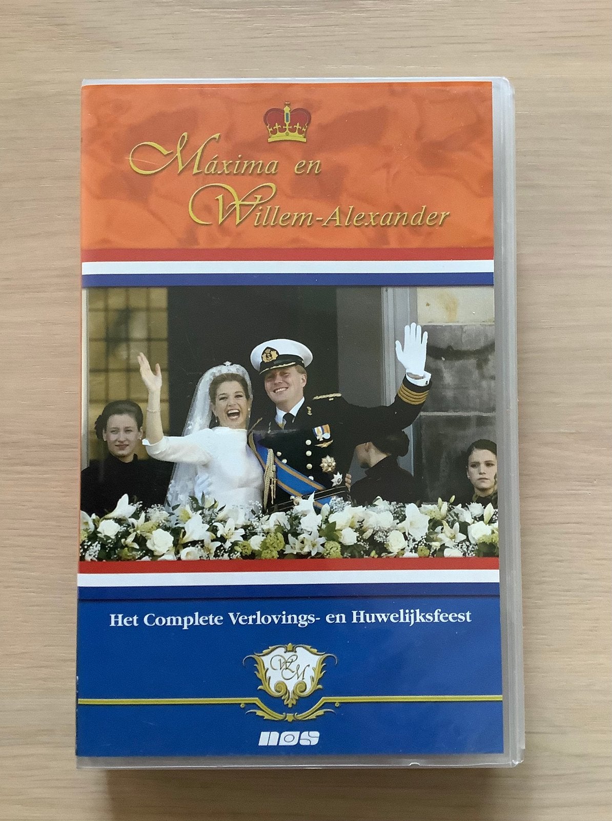 Videoband: Maxima en Willem-Alexander - NOS, Verzamelen, Koninklijk Huis en Royalty, Ophalen of Verzenden, Zo goed als nieuw, Nederland
