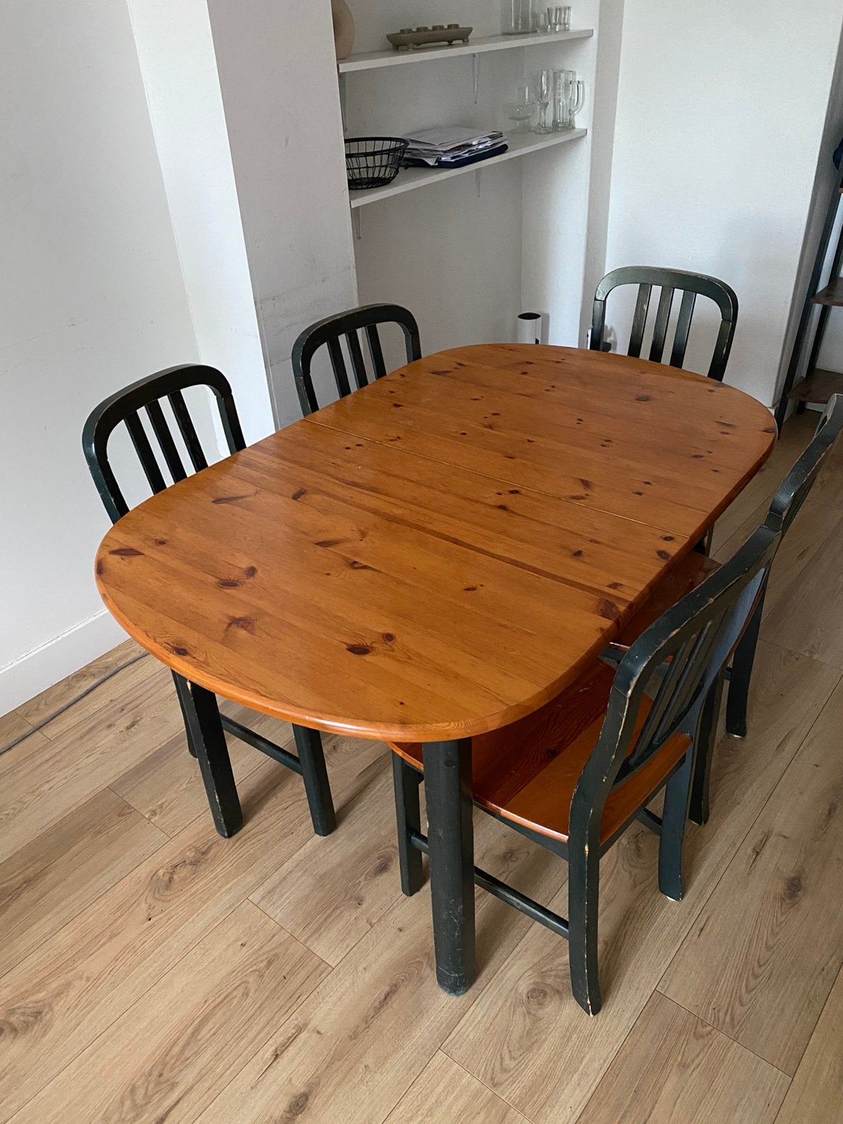 Houten tafel (antiek) + set stoelen, Ophalen, Gebruikt, 4 tot 6 stoelen