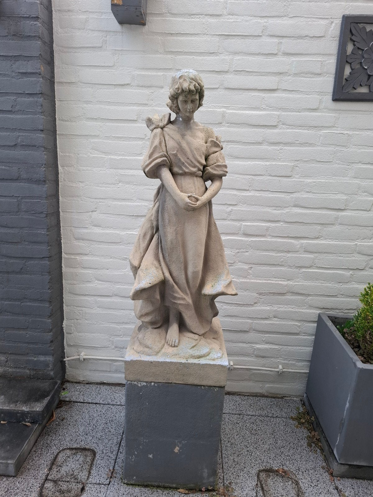 Antiek Tuinbeeld Vrouw met Vogel - Klassieke Decoratie, Ophalen of Verzenden, Gebruikt, Steen, Mensenbeeld