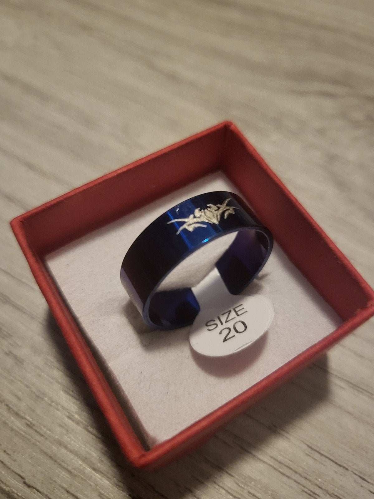 Nieuwe Zwarte Ring met Blauwe Binnenkant en Draak Design, Sieraden, Tassen en Uiterlijk, Ringen, 20 of groter, IJzer of Staal