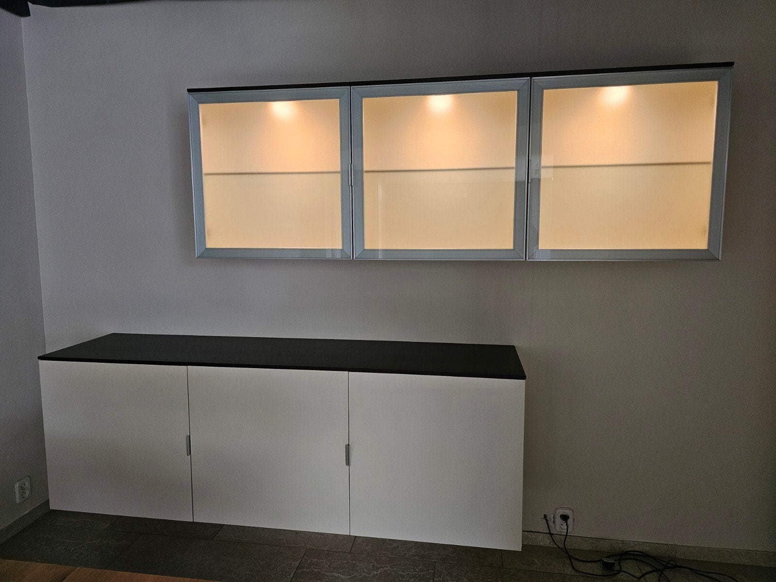Hangend dressoir met bovenkast inclusief verlichting, Ophalen, Gebruikt, Modern