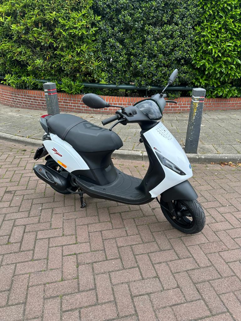Piaggio Zip Scooter - Wit, Zo goed als nieuw, Fietsen en Brommers, Scooters | Piaggio, Zo goed als nieuw, Zip, Benzine, Ophalen of Verzenden