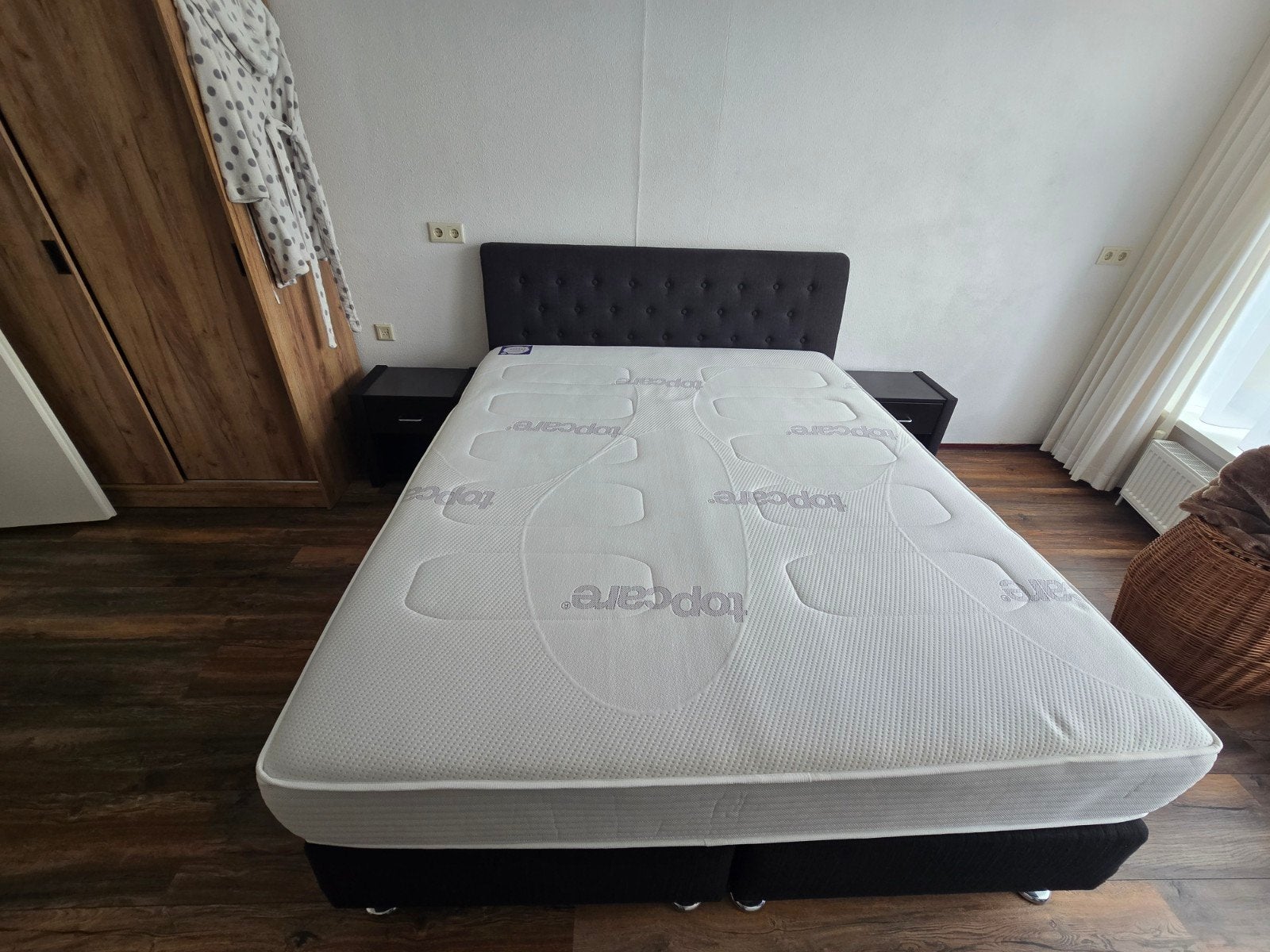 Boxspring met matras en 2 nachttafeltjes, Ophalen, Tweepersoons, Zo goed als nieuw, 200 cm