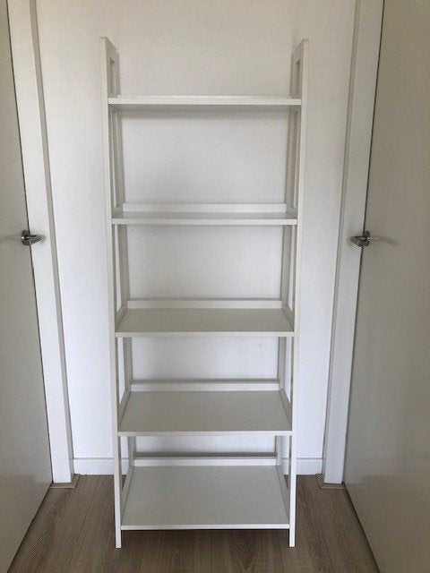 mooie wandkast - H: 1.70 x B: 64 x D: 36