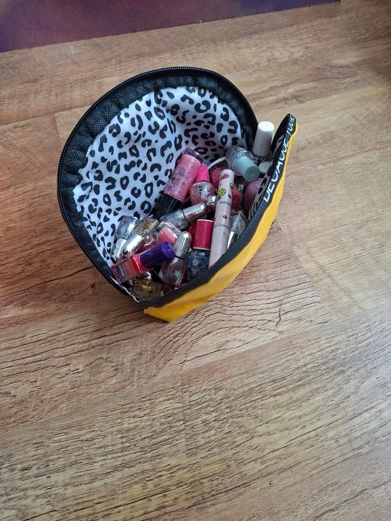 Make-up tasje met nagellakjes, Ophalen, Gebruikt, Overige kleuren, Handen en Nagels