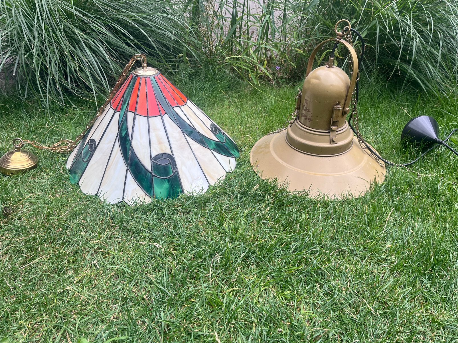 Oude vintage lampen en oude vintage koffers, 1 Tiffany lamp, Ophalen