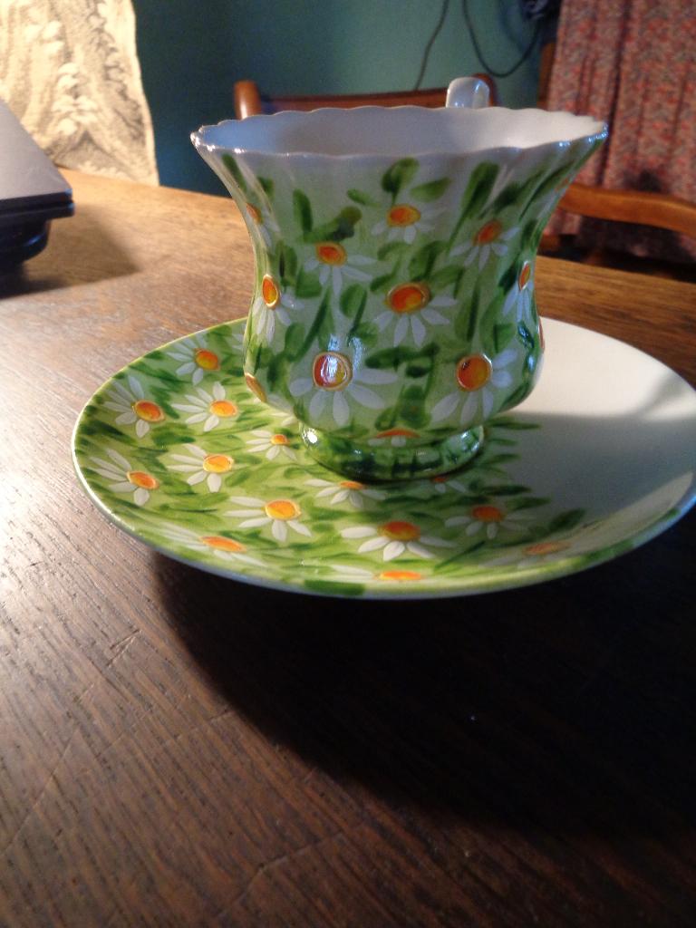 kop en schotel met hand geschilderde magrietjes uit polen, Antiek en Kunst, Antiek | Servies los, Ophalen of Verzenden
