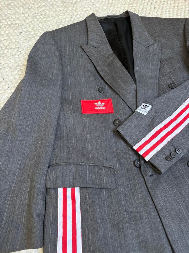 Custom made Adidas blazer oversized grijs rood, Ophalen, Maat 42/44 (L), Jasje, Grijs